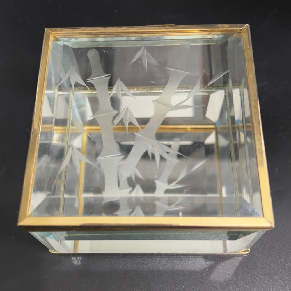 VINTAGE BRASS ETCHED BEVELED GLASS MIRROR TRINKET JEWELRY BOX - Picture 3 of 8